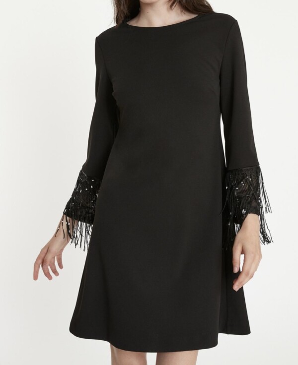 Ana Alcazar  musta mekko