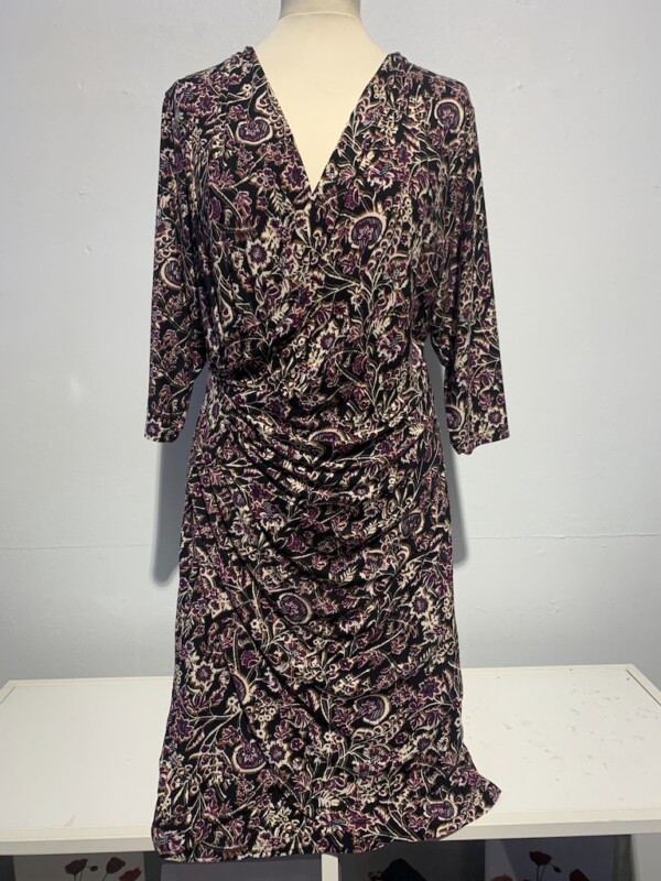 Kirjavakuvioitu mekko