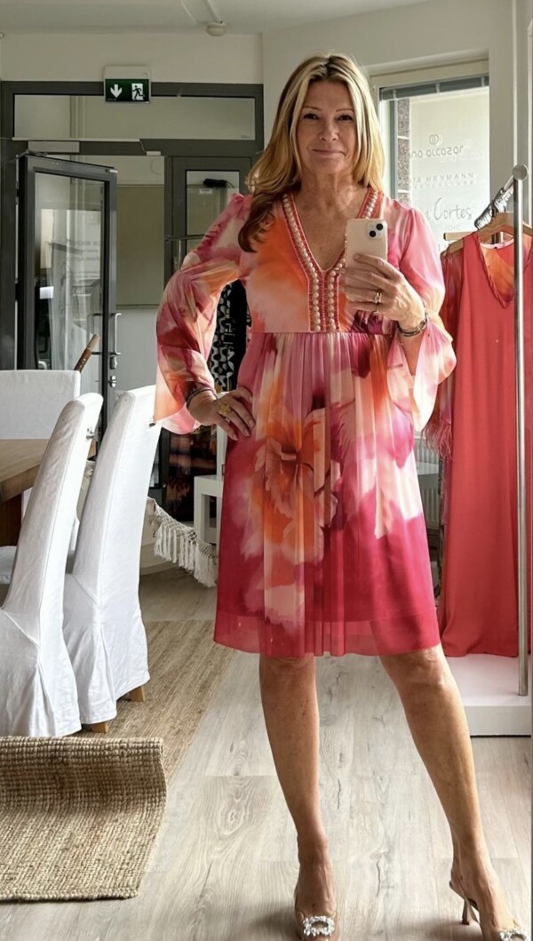 Ana Alcazar helmisomisteinen mekko