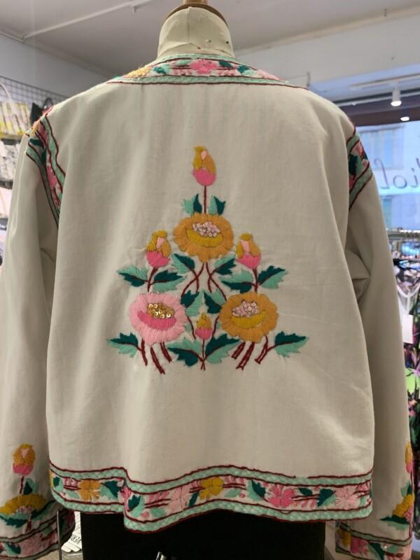 Kukkakirjailtu jakku - Image 3