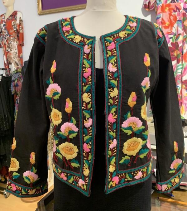 Kukkakirjailtu jakku