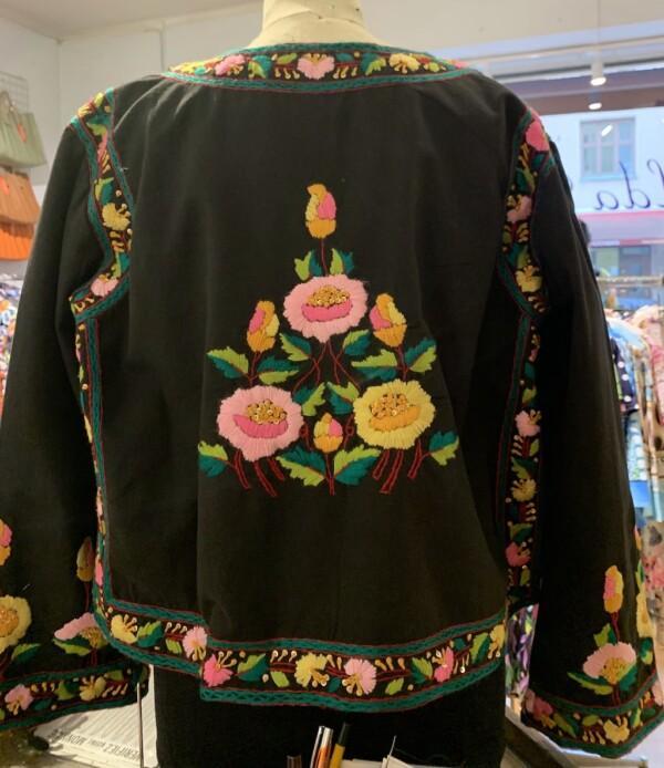 Kukkakirjailtu jakku - Image 3