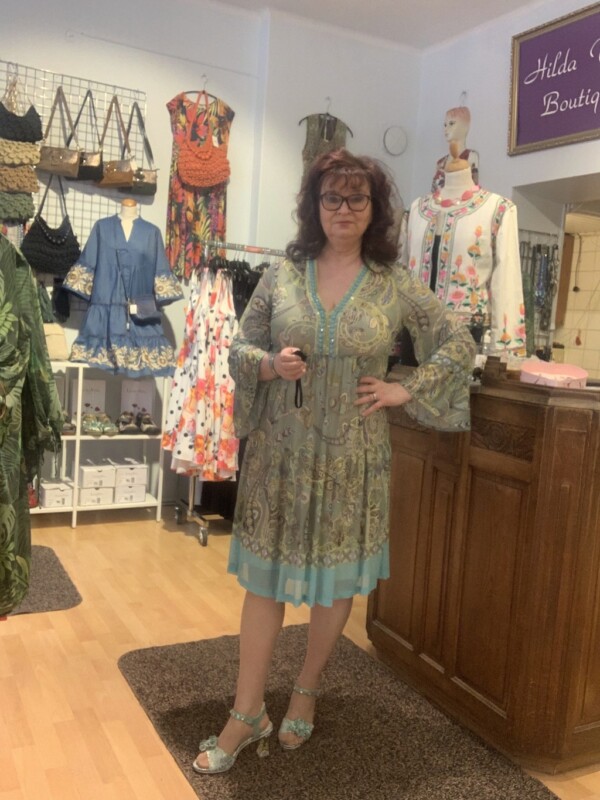 Ana Alcazar helmikirjailtu mekko