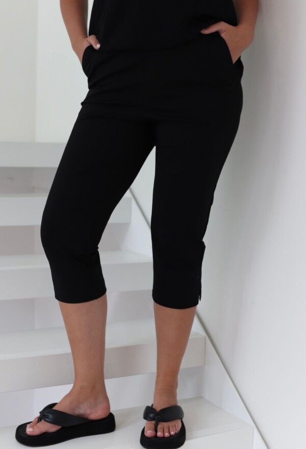 Finnish Design Niccolei mustat caprit 3/82