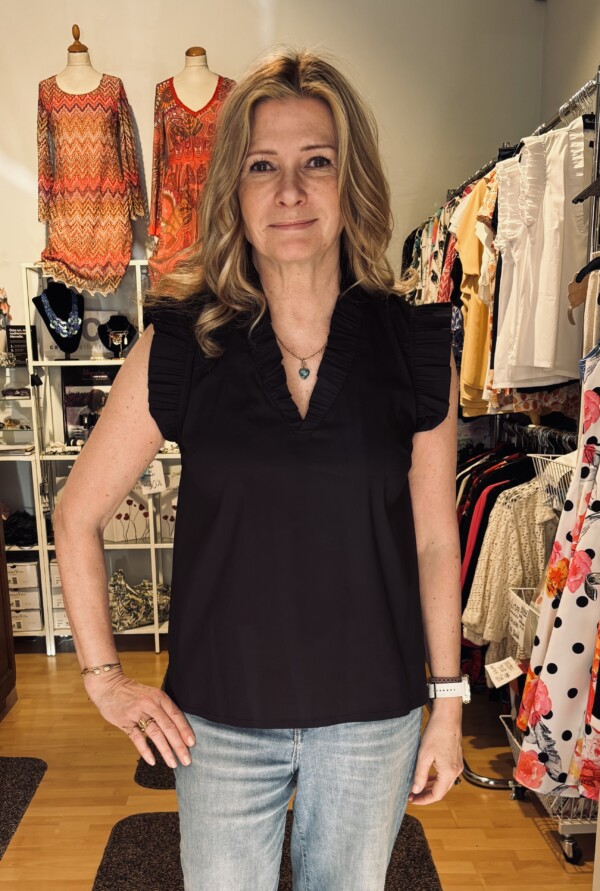 Eleria Cortesin musta pusero