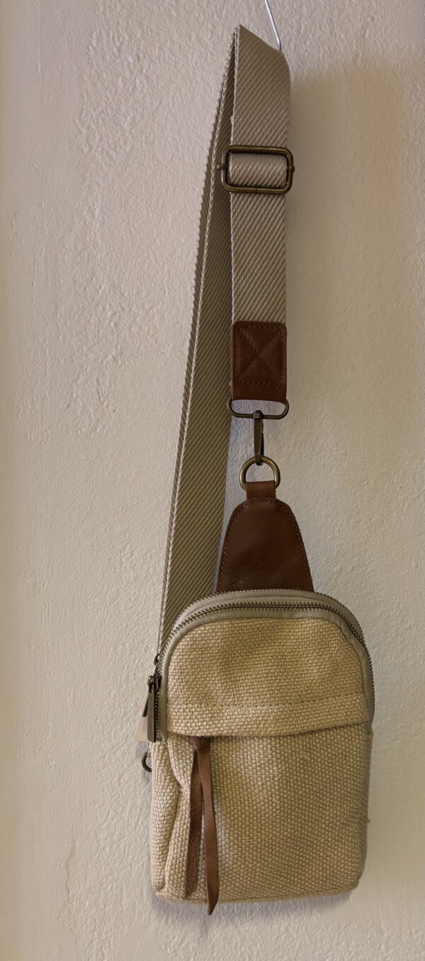 Pieni kitinvärinen kangaslaukku