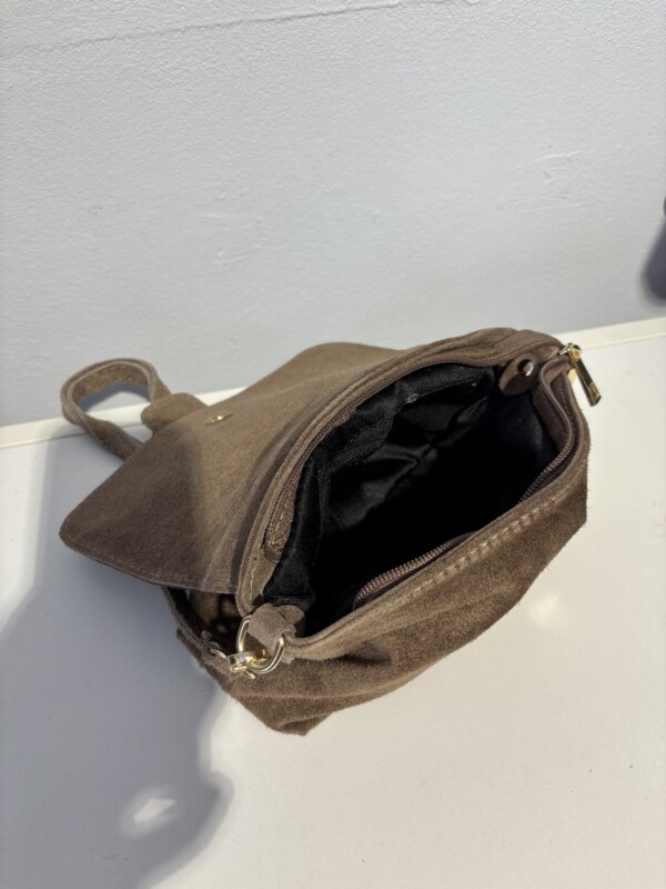 Pieni nutrianvärinen nahkalaukku - Image 3