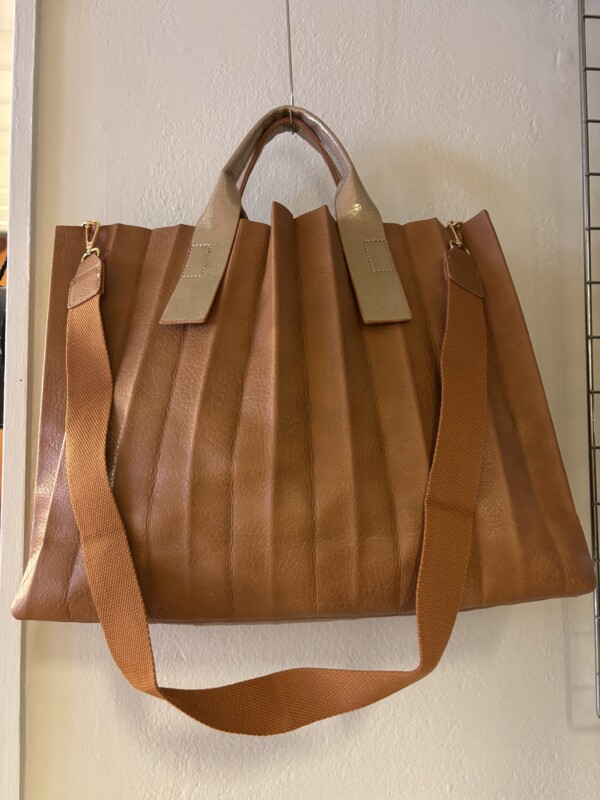 Yksivärinen iso kassi