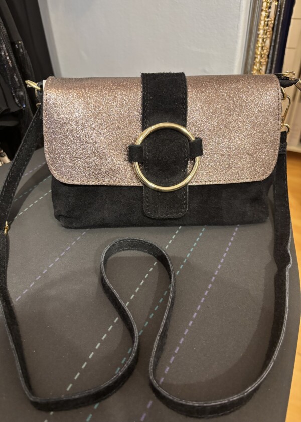 Pieni musta nahkalaukku