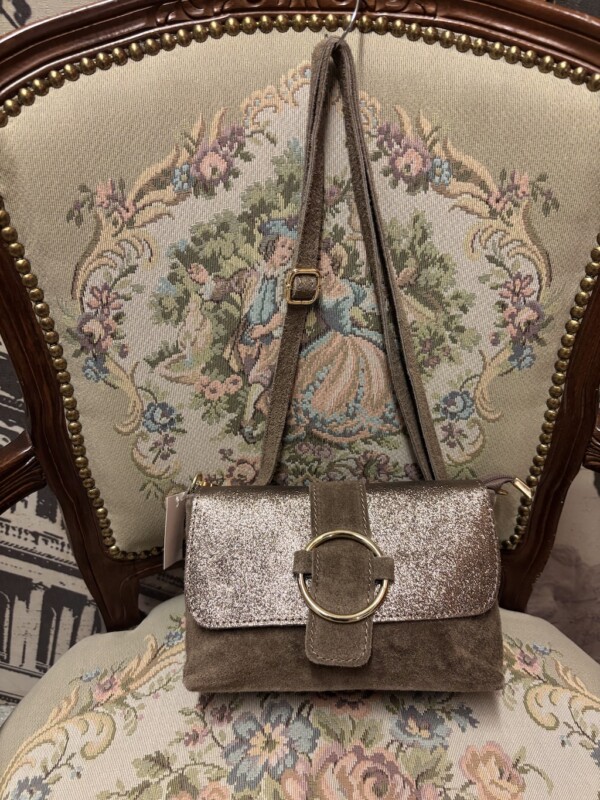 Pieni nutrianvärinen nahkalaukku