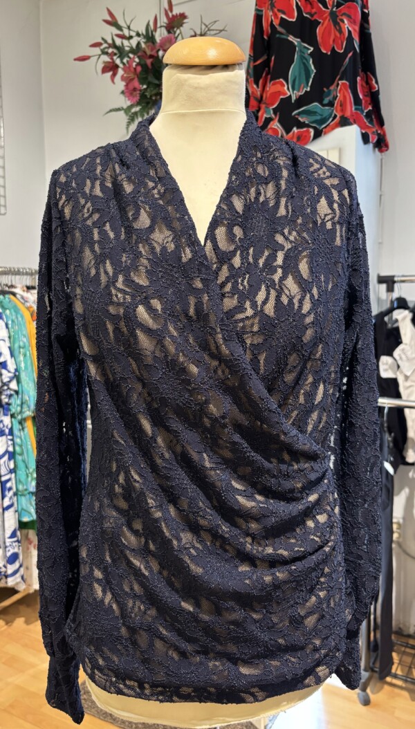 Eleria Cortesin  tummansininen pitsipusero