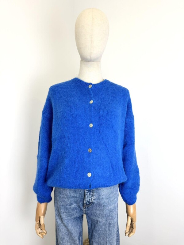 Neuletakki, napit edessä, pyöreä pääntie