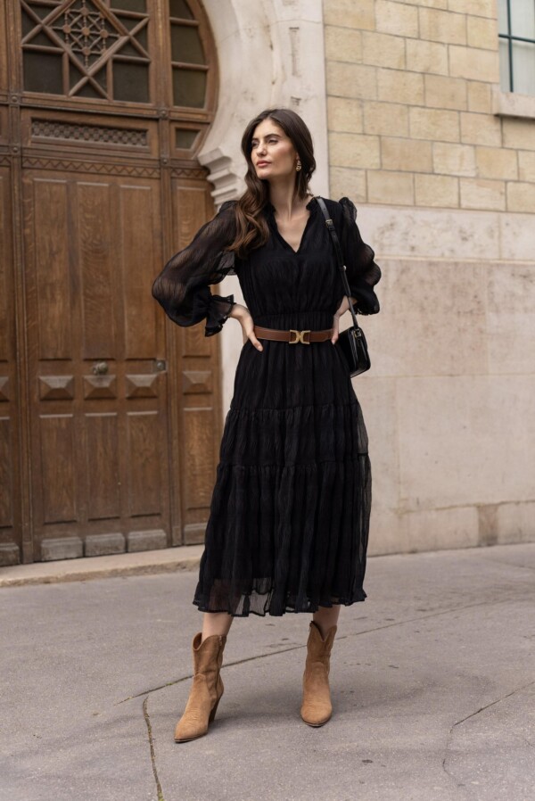 Musta tyylikäs pitkä mekko