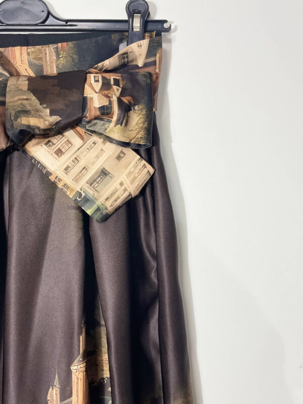 Kaunis maalauksellinen pitkä hame – Kaupunkimaisema - Image 3