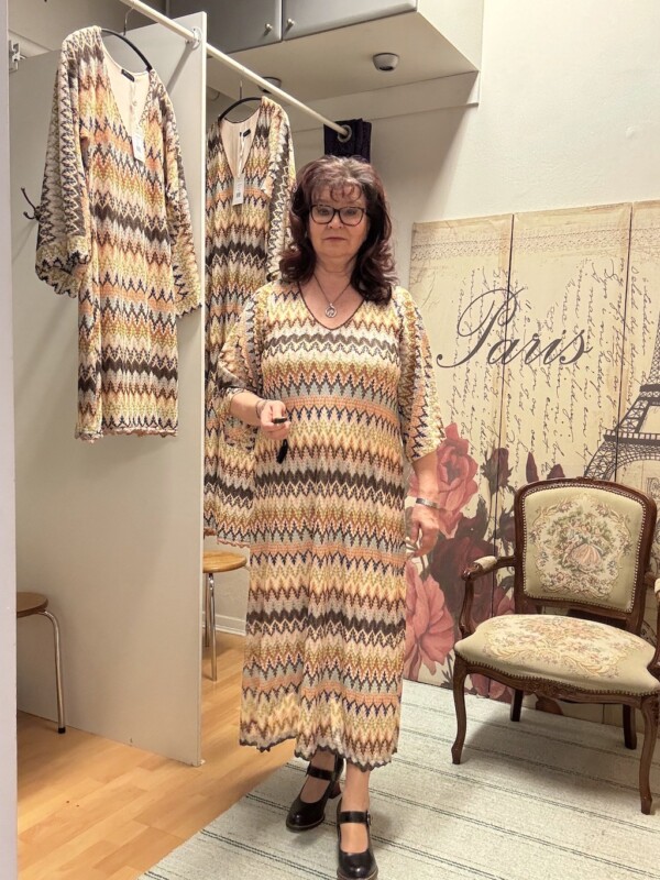 Ana Alcazar – Tyylikäs ja monikäyttöinen pitkä mekko - Image 2