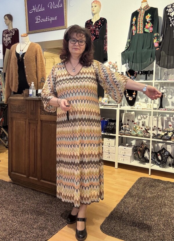 Ana Alcazar – Tyylikäs ja monikäyttöinen pitkä mekko - Image 3