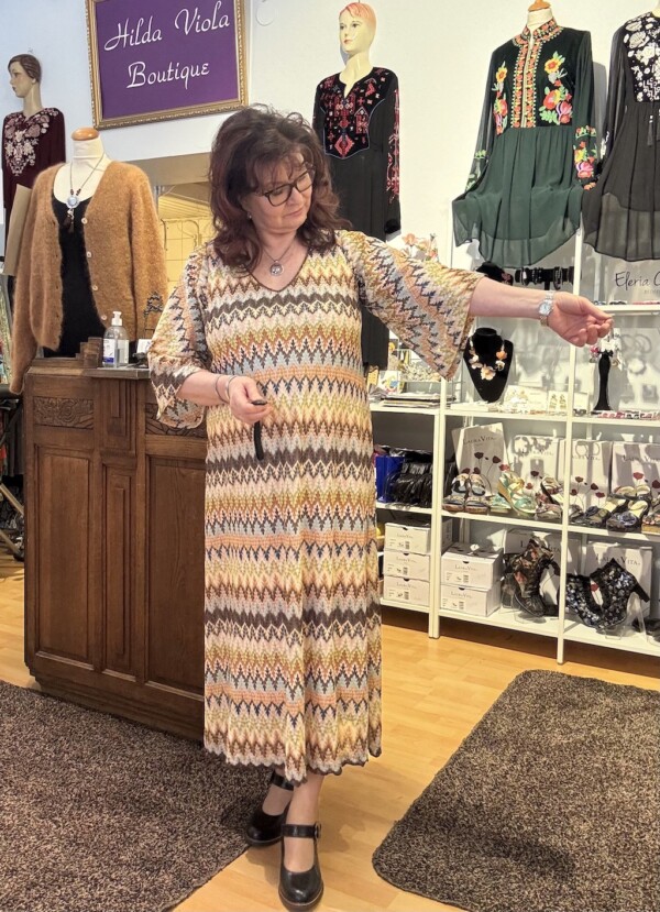 Ana Alcazar – Tyylikäs ja monikäyttöinen pitkä mekko - Image 4