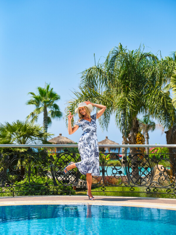 Dolcezza lyhythihainen mekko – sininen kaupunkiprintti - Image 4