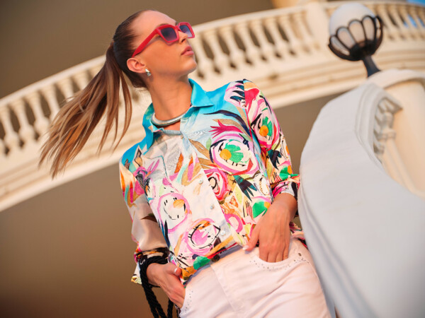 Dolcezza turkoosi kukkakuvioitu kauluspaita – “Le rêve éveillé” (Chantal Poirier) - Image 2