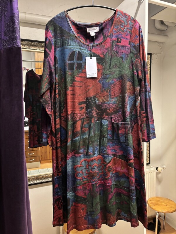 Orientique kirjavakuvioitu mekko