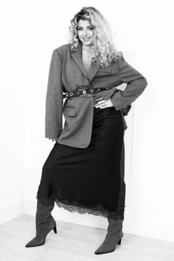 Pitkä hame pitsireunalla