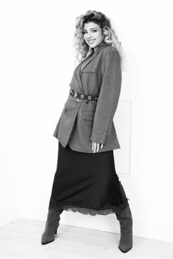 Pitkä hame pitsireunalla - Image 3