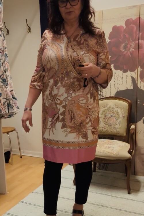 Ana Alcazar kirjavakuvioitu mekko